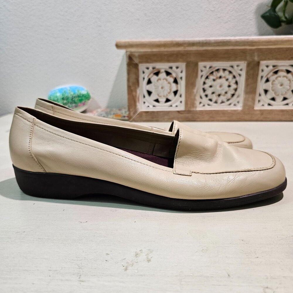 Easy Spirit Womens Sz 9.5 Cream Leather Loafer Casual Comfort Shoes Preppy Work - Picture 2 of 9